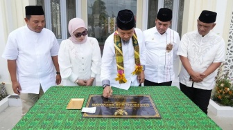 Andi Sudirman Resmikan Masjid, Fatmawati Rusdi Lelang Pakaian