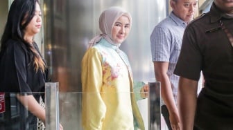 Mantan Direktur Utama PT Pertamina (Persero) Nicke Widyawati (tengah) berjalan usai diperiksa di Gedung Merah Putih KPK, Jakarta, Senin (17/3/2025). [Suara.com/Alfian Winanto]