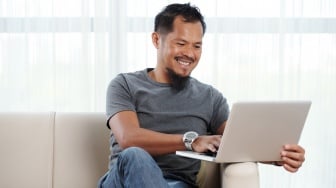 Cara Nonton TV di Laptop dengan atau Tanpa Perangkat Tambahan