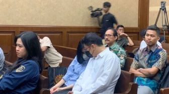 Jadi Saksi di Sidang Kasus Zarof Ricar, Ronald Tannur Sempat Kepergok Ngobrol Bareng Ibunya