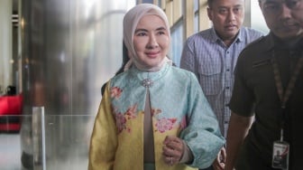 Mantan Direktur Utama PT Pertamina (Persero) Nicke Widyawati berjalan usai diperiksa di Gedung Merah Putih KPK, Jakarta, Senin (17/3/2025). [Suara.com/Alfian Winanto]