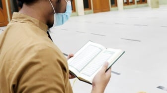 Contoh Khutbah Malam Nuzulul Quran Singkat Tentang Keutamaan Membaca Kitab Suci