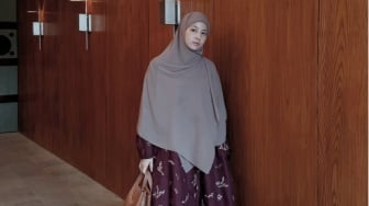 7 Inspirasi Fashion Hijab Natasha Rizky dari Tunik Sampai Abaya, Anggun!