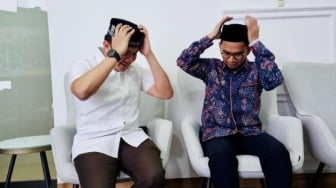 Momen Berkesan Seskab Teddy Indra Wijaya Bertukar Peci dengan Ustadz Adi Hidayat