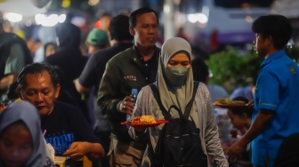 Pengunjung memilih menu berbuka puasa di Sentra kuliner Nasi Kapau di Jalan Kramat Raya, Senen, Jakarta, Selasa (18/3/2025). [Suara.com/Alfian Winanto]
