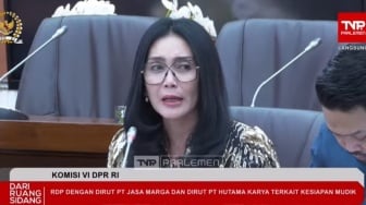 Beberapa Jam Sebelum Mat Solar Wafat, Tangis Rieke 'Oneng' Pecah Perjuangkan Hak Rekannya di DPR