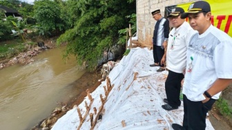 Pemkot Jaksel Pasang Kayu Dolken untuk Tangani Longsor di Srengseng Sawah