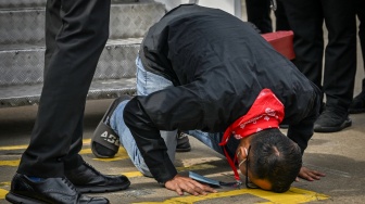 Warga Negara Indonesia (WNI) terduga korban TPPO sujud syukur saat tiba di Terminal 3 Bandara Internasional Soekarno Hatta, Tangerang, Banten, Selasa (18/3/2025). [ANTARA FOTO/POOL/Bayu Pratama S/Spt]