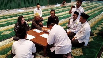 Ucap Syahadat Saat Ramadan, Ibu dan Anak Masuk Islam di Masjid Agung Jawa Tengah Magelang