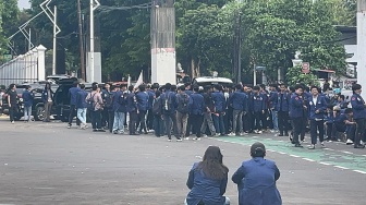 Sehari Sebelum Pengesahan, Mahasiswa Trisakti Geruduk Gedung DPR Nyatakan Tolak RUU TNI