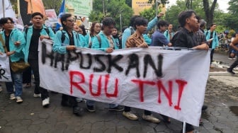 Tolak RUU TNI, Mahasiswa UNS Demo di Depan DPRD Solo