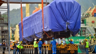 Petugas melakukan proses pemindahan gerbong kereta api dari atas kapal di pelabuhan Teluk Bayur Padang, Sumatera Barat, Rabu (19/3/2025). [ANTARA FOTO/Iggoy el Fitra/Spt]