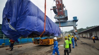 Petugas melakukan proses pemindahan gerbong kereta api dari atas kapal di pelabuhan Teluk Bayur Padang, Sumatera Barat, Rabu (19/3/2025). [ANTARA FOTO/Iggoy el Fitra/Spt]