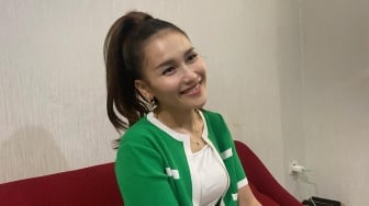 6 Potret Ayu Ting Ting Tampil ala Jennie BLACKPINK, Pakai Boots Chanel Seharga Rp 53 Juta!