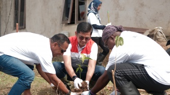 53 Relawan Pertamina Group Ikut Gotong Royong Bersihkan Masjid di Kabupaten Sorong