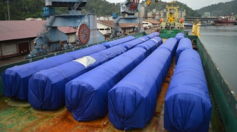 Petugas PT Pelindo Regional 2 Teluk Bayur mengoperasikan crane bersiap memindahkan gerbong kereta api dari atas kapal di pelabuhan Teluk Bayur Padang, Sumatera Barat, Rabu (19/3/2025). [ANTARA FOTO/Iggoy el Fitra/Spt]