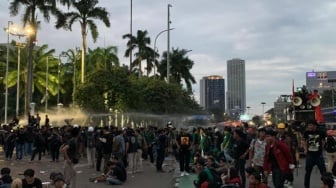 Lagi Buka Puasa dan Dengar Azan, Pendemo Tolak UU TNI di DPR Ditembaki Polisi Pakai Water Cannon