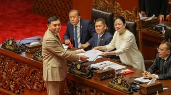 Menteri Pertahanan Sjafrie Sjamsoeddin (kiri) menyerahkan laporan pandangan pemerintah kepada Ketua DPR Puan Maharan pada Rapat Paripurna ke-15 DPR Masa Persidangan II Tahun Sidang 2024-2025 di Kompleks Parlemen, Senayan, Jakarta, Kamis (20/3/2025). [Suara.com/Alfian Winanto]