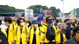 Aksi Demo Tolak Pengesahan RUU TNI di DPR