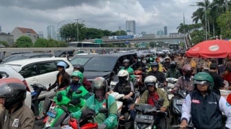 Massa Aksi Tolak UU TNI di DPR Blokade Jalan Gatot Subroto, Pengendara Terjebak!