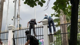 Ricuh! Demo Tolak UU TNI di DPR Berujung Lempar Batu dan Petasan ke Aparat