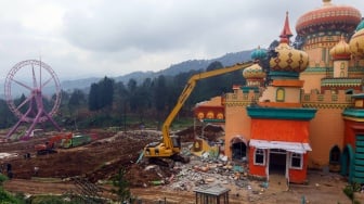 Pekerja mengoperasikan alat berat saat pembongkaran bangunan terakhir di Hibisc Fantasy, Puncak, Kabupaten Bogor, Jawa Barat, Jumat (21/3/2025). [ANTARA FOTO/Yulius Satria Wijaya/foc]