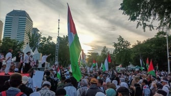 Ratusan massa Aksi Bela Palestina menggelar demonstrasi di depan Kedutaan Besar Amerika Serikat (AS) untuk Indonesia, Jakarta Pusat, Jumat (21/3/2025). [Suara.com/Alfian Winanto]