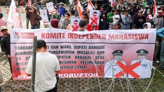 Komite Independen Mahasiswa Indonesia (KIM-Indonesia) saat menggelar aksi unjuk rasa di depan Gedung Merah Putih KPK, Jakarta, Jumat (21/3/2025). [Suara.com/Alfian Winanto]