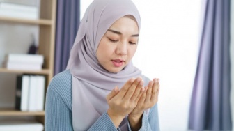 10 Amalan Istri Shalihah: Doa-Doa Pembuka Pintu Rezeki Suami Saat Bekerja