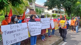 Puluhan Buruh Geruduk Rumah Bos PT Stitex, Ungkap Beragam Tuntutan