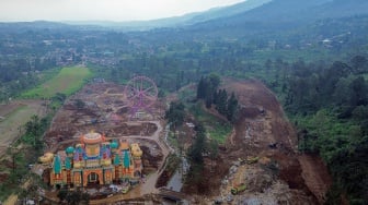 Foto udara pembongkaran bangunan terakhir di Hibisc Fantasy, Puncak, Kabupaten Bogor, Jawa Barat, Jumat (21/3/2025). [ANTARA FOTO/Yulius Satria Wijaya/foc]