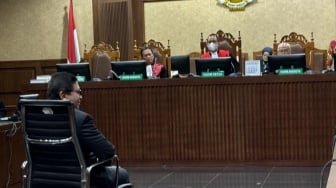 Hasto di Sidang Tipikor: Simpatisan Beri Dukungan, Muncul Sekelompok Orang Berompi KPK, Ada Apa?