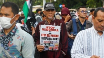 Ratusan massa Aksi Bela Palestina menggelar demonstrasi di depan Kedutaan Besar Amerika Serikat (AS) untuk Indonesia, Jakarta Pusat, Jumat (21/3/2025). [Suara.com/Alfian Winanto]