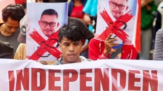 Komite Independen Mahasiswa Indonesia (KIM-Indonesia) saat menggelar aksi unjuk rasa di depan Gedung Merah Putih KPK, Jakarta, Jumat (21/3/2025). [Suara.com/Alfian Winanto]