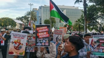 Ratusan massa Aksi Bela Palestina menggelar demonstrasi di depan Kedutaan Besar Amerika Serikat (AS) untuk Indonesia, Jakarta Pusat, Jumat (21/3/2025). [Suara.com/Alfian Winanto]