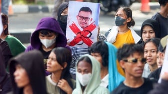 Komite Independen Mahasiswa Indonesia (KIM-Indonesia) saat menggelar aksi unjuk rasa di depan Gedung Merah Putih KPK, Jakarta, Jumat (21/3/2025). [Suara.com/Alfian Winanto]