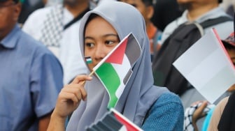 Ratusan massa Aksi Bela Palestina menggelar demonstrasi di depan Kedutaan Besar Amerika Serikat (AS) untuk Indonesia, Jakarta Pusat, Jumat (21/3/2025). [Suara.com/Alfian Winanto]