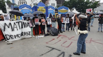 Aksi Kamisan di Medan Tolak UU TNI: Kita Sudah Cacat Secara Demokrasi