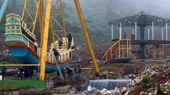 Pekerja mengoperasikan alat berat saat pembongkaran bangunan terakhir di Hibisc Fantasy, Puncak, Kabupaten Bogor, Jawa Barat, Jumat (21/3/2025). [ANTARA FOTO/Yulius Satria Wijaya/foc]