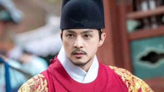 Tampil Garang Jadi Raja, Kim Ji Hoon Siap Lawan Iblis di The Haunted Palace