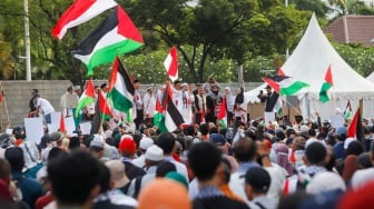 Ratusan massa Aksi Bela Palestina menggelar demonstrasi di depan Kedutaan Besar Amerika Serikat (AS) untuk Indonesia, Jakarta Pusat, Jumat (21/3/2025). [Suara.com/Alfian Winanto]