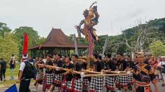 Umat Hindu mengarak ogoh-ogoh dalam Pawai Ogoh-Ogoh di Taman Mini Indonesia Indah (TMI), Jakarta, Sabtu (22/3/2025). [Suara.com/Alfian Winanto]
