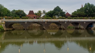 Warga beraktivitas menunggu waktu berbuka puasa di Taman Mini Indonesia Indah (TMII), Jakarta, Sabtu (22/3/2025). [Suara.com/Alfian Winanto]