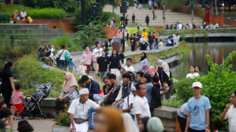 Warga beraktivitas menunggu waktu berbuka puasa di Taman Mini Indonesia Indah (TMII), Jakarta, Sabtu (22/3/2025). [Suara.com/Alfian Winanto]