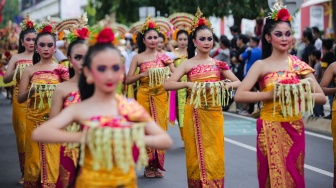 Umat Hindu mengarak ogoh-ogoh dalam Pawai Ogoh-Ogoh di Taman Mini Indonesia Indah (TMI), Jakarta, Sabtu (22/3/2025). [Suara.com/Alfian Winanto]
