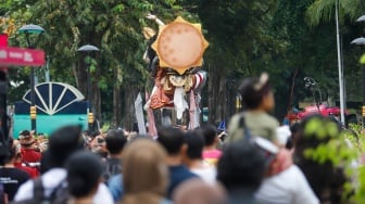 Umat Hindu mengarak ogoh-ogoh dalam Pawai Ogoh-Ogoh di Taman Mini Indonesia Indah (TMI), Jakarta, Sabtu (22/3/2025). [Suara.com/Alfian Winanto]
