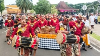 Umat Hindu mengarak ogoh-ogoh dalam Pawai Ogoh-Ogoh di Taman Mini Indonesia Indah (TMI), Jakarta, Sabtu (22/3/2025). [Suara.com/Alfian Winanto]
