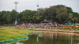 Warga beraktivitas menunggu waktu berbuka puasa di Taman Mini Indonesia Indah (TMII), Jakarta, Sabtu (22/3/2025). [Suara.com/Alfian Winanto]