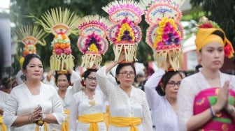 Umat Hindu mengarak ogoh-ogoh dalam Pawai Ogoh-Ogoh di Taman Mini Indonesia Indah (TMI), Jakarta, Sabtu (22/3/2025). [Suara.com/Alfian Winanto]
