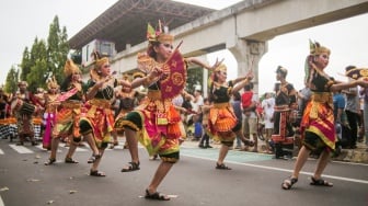 Umat Hindu mengarak ogoh-ogoh dalam Pawai Ogoh-Ogoh di Taman Mini Indonesia Indah (TMI), Jakarta, Sabtu (22/3/2025). [Suara.com/Alfian Winanto]
